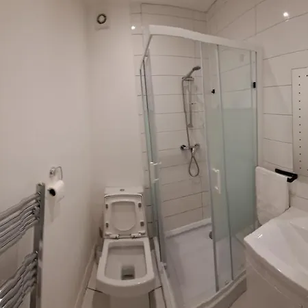 Lovely And Modern Groundfloor 1 Single Bedroom With Netflix, Tea/coffee/biscuits Pensjonat