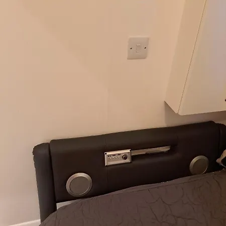 Lovely And Modern Groundfloor 1 Single Bedroom With Netflix, Tea/coffee/biscuits