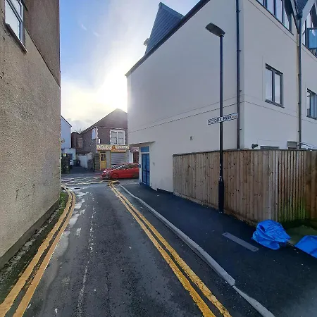 Lovely And Modern Groundfloor 1 Single Bedroom With Netflix, Tea/coffee/biscuits