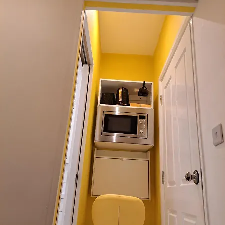 Lovely And Modern Groundfloor 1 Single Bedroom With Netflix, Tea/coffee/biscuits *