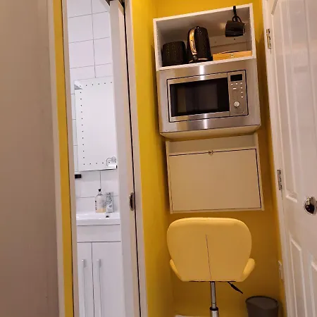 Lovely And Modern Groundfloor 1 Single Bedroom With Netflix, Tea/coffee/biscuits *