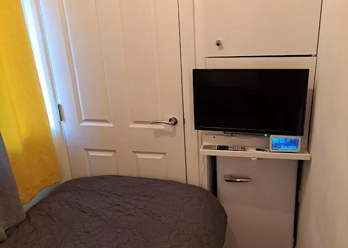 Pensionat Lovely And Modern Groundfloor 1 Single Bedroom With Netflix, Tea/coffee/biscuits