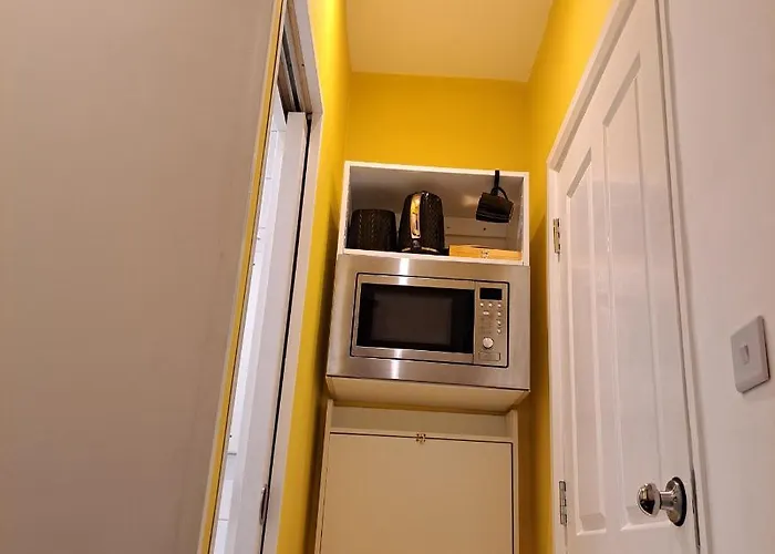 Lovely And Modern Groundfloor 1 Single Bedroom With Netflix, Tea/coffee/biscuits *