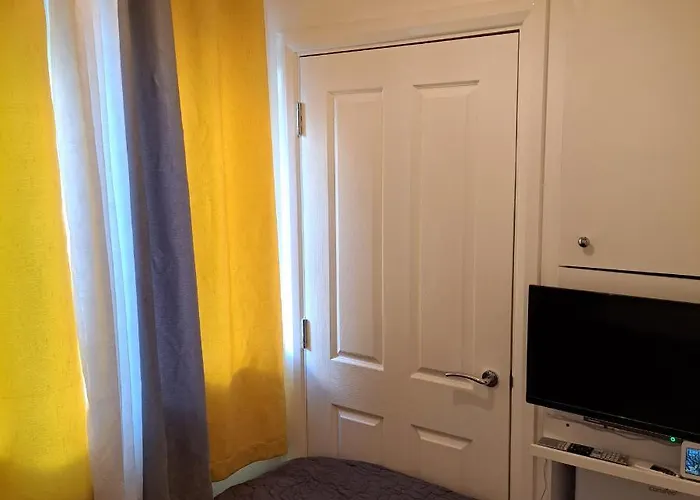 Pensjonat Lovely And Modern Groundfloor 1 Single Bedroom With Netflix, Tea/coffee/biscuits *