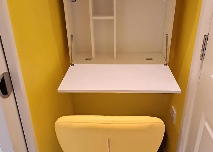 Lovely And Modern Groundfloor 1 Single Bedroom With Netflix, Tea/coffee/biscuits Bristol