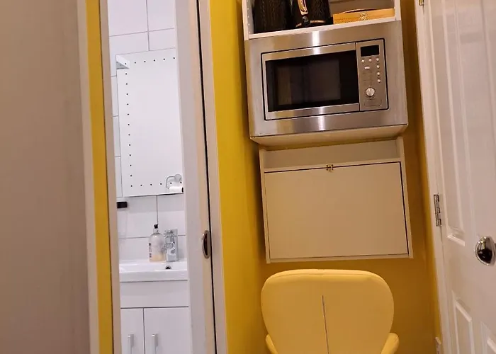 Lovely And Modern Groundfloor 1 Single Bedroom With Netflix, Tea/coffee/biscuits *