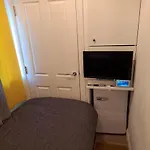 Pensionat Lovely And Modern Groundfloor 1 Single Bedroom With Netflix, Tea/coffee/biscuits