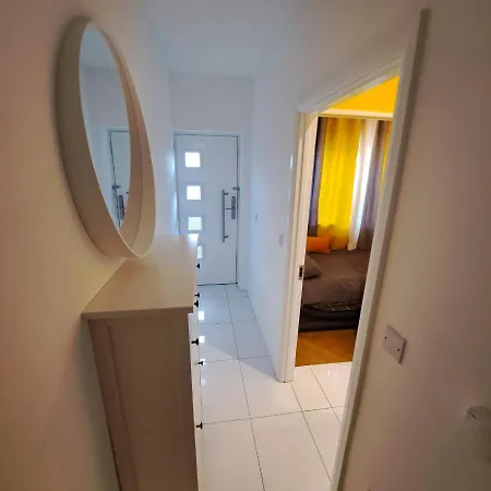 Affittacamere Lovely And Modern Groundfloor 1 Single Bedroom With Netflix, Tea/coffee/biscuits