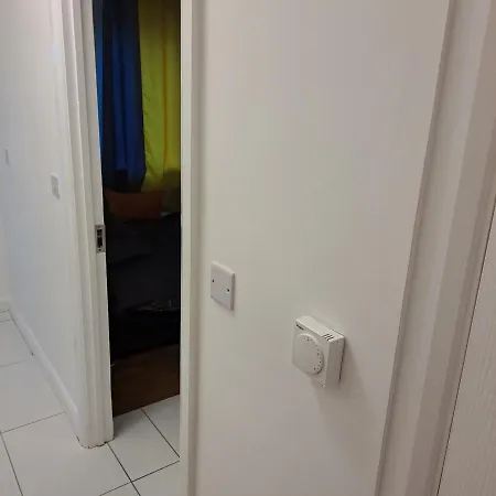 Lovely And Modern Groundfloor 1 Single Bedroom With Netflix, Tea/coffee/biscuits * Бристоль