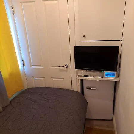 Гостевой дом Lovely And Modern Groundfloor 1 Single Bedroom With Netflix, Tea/coffee/biscuits