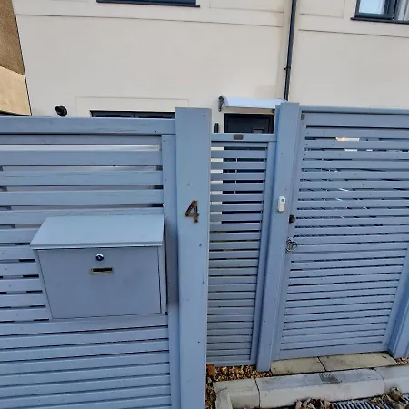 Lovely And Modern Groundfloor 1 Single Bedroom With Netflix, Tea/coffee/biscuits Affittacamere