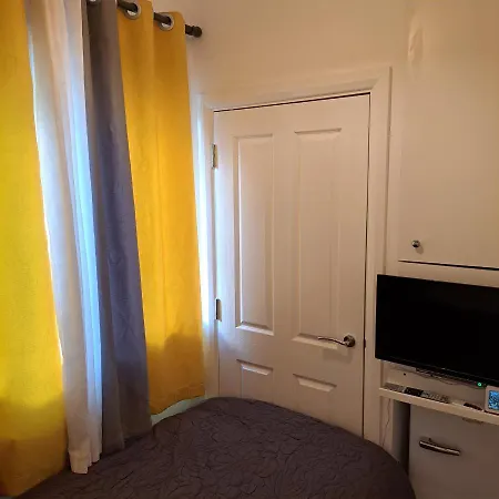 ゲストハウス Lovely And Modern Groundfloor 1 Single Bedroom With Netflix, Tea/coffee/biscuits *