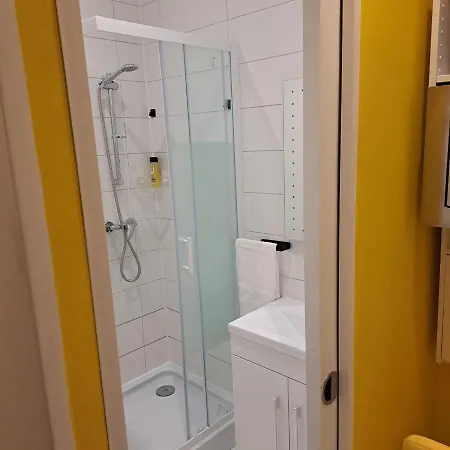 Lovely And Modern Groundfloor 1 Single Bedroom With Netflix, Tea/coffee/biscuits Pensión *