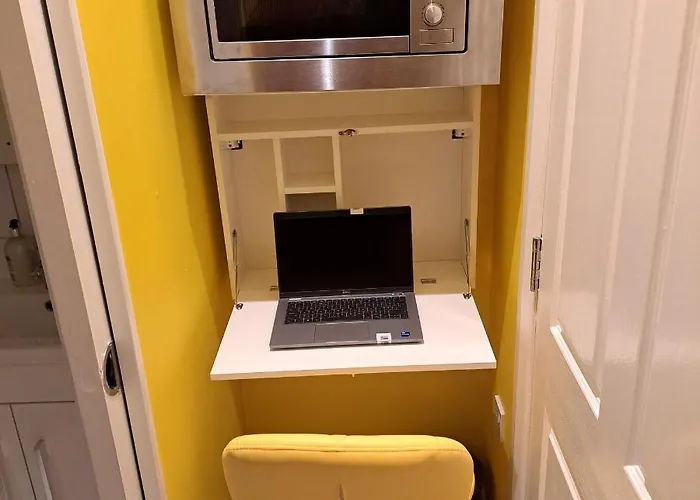 Гостьовий будинок Lovely And Modern Groundfloor 1 Single Bedroom With Netflix, Tea/coffee/biscuits *