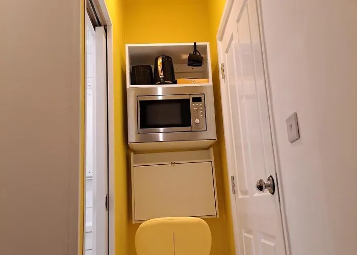 ゲストハウス Lovely And Modern Groundfloor 1 Single Bedroom With Netflix, Tea/coffee/biscuits *