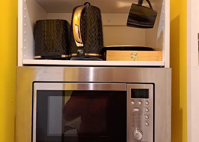 Гостьовий будинок Lovely And Modern Groundfloor 1 Single Bedroom With Netflix, Tea/coffee/biscuits Бристоль