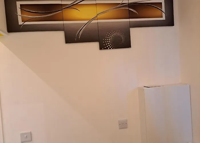 Гостьовий будинок Lovely And Modern Groundfloor 1 Single Bedroom With Netflix, Tea/coffee/biscuits *