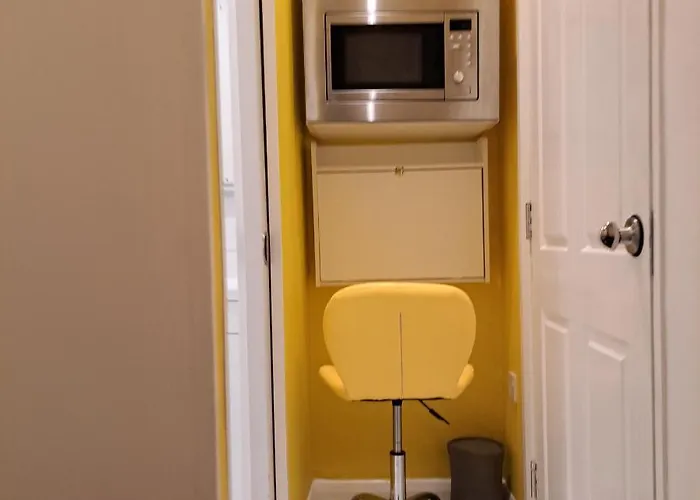 Lovely And Modern Groundfloor 1 Single Bedroom With Netflix, Tea/coffee/biscuits ゲストハウス ブリストル