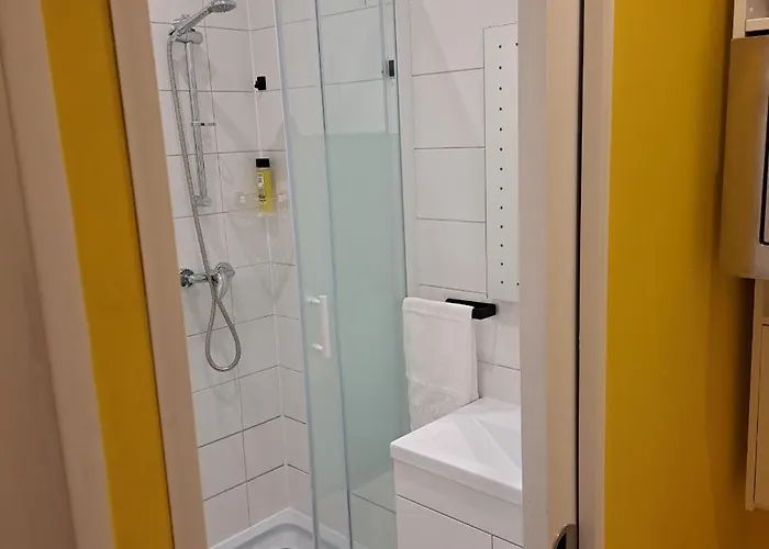 Lovely And Modern Groundfloor 1 Single Bedroom With Netflix, Tea/coffee/biscuits Гостьовий будинок *